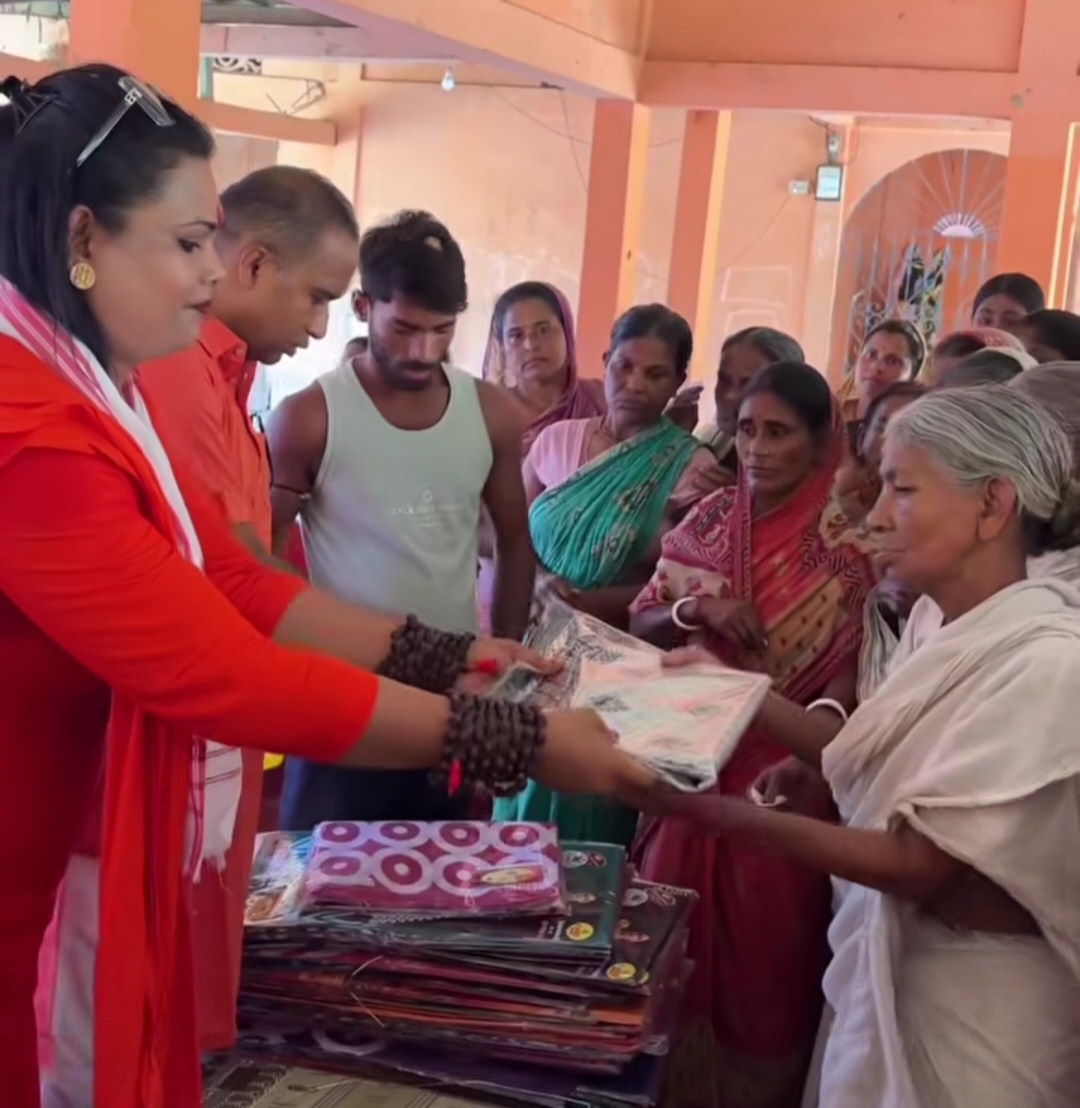 পাঁচগ্রামে মানবিকতার নজির, দেড় শতাধিক অসহায় মহিলার হাতে শাড়ি তুলে দিলেন তৃতীয় লিঙ্গের মহিলারা