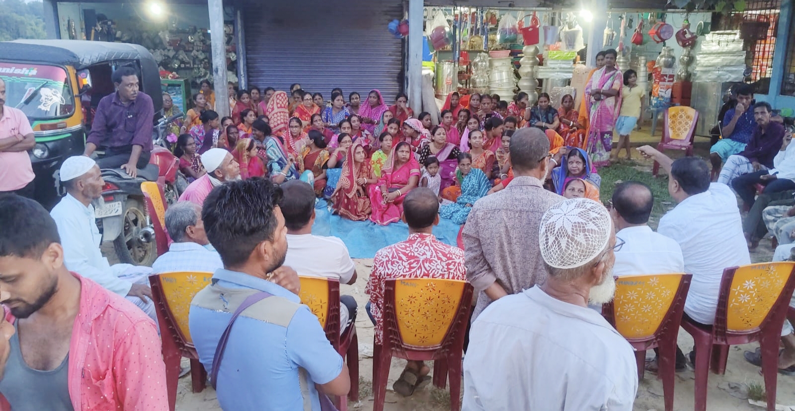 মোহনপুরে মদের দোকান সরানোর দাবিতে মহিলাদের বিক্ষোভ, স্মারকলিপি সার্কল অফিসারকে